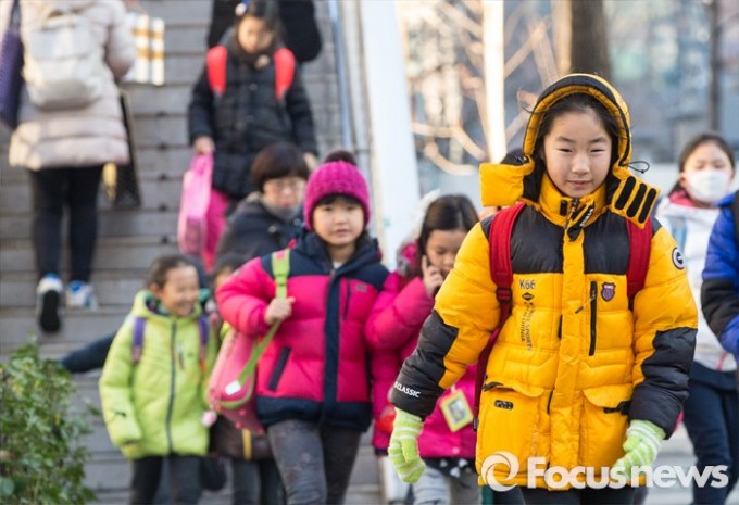 대설인 11월 7일 오전 서울 서대문구 미동초등학교에서 두꺼운 옷을 껴입은 어린이들이 등교하는 모습. - 포커스뉴스 제공